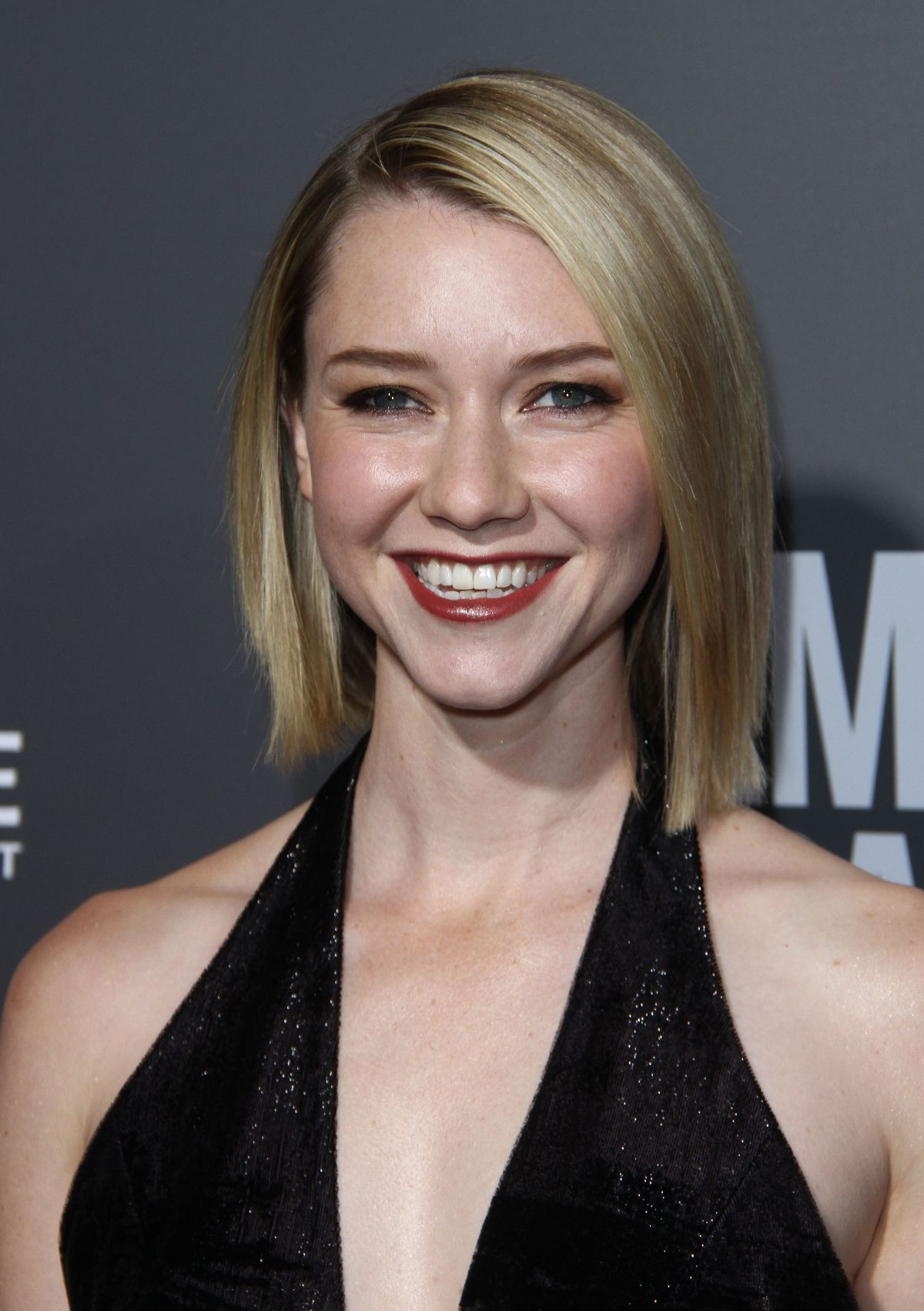 How tall is Valorie Curry?